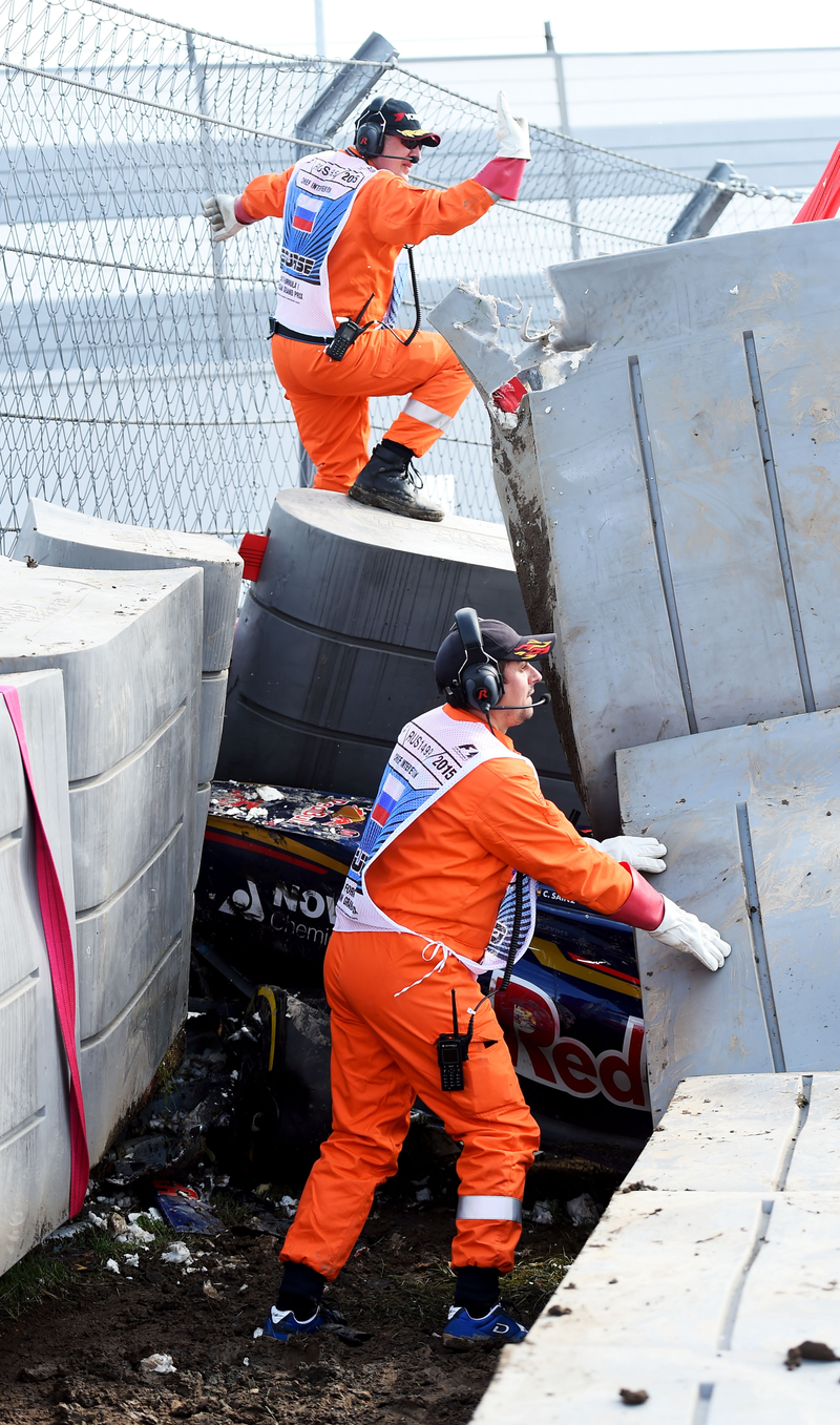 Illustration for article titled Carlos Sainz Jr. Miraculously OK To Race After Horrifying F1 Crash Under Barrier